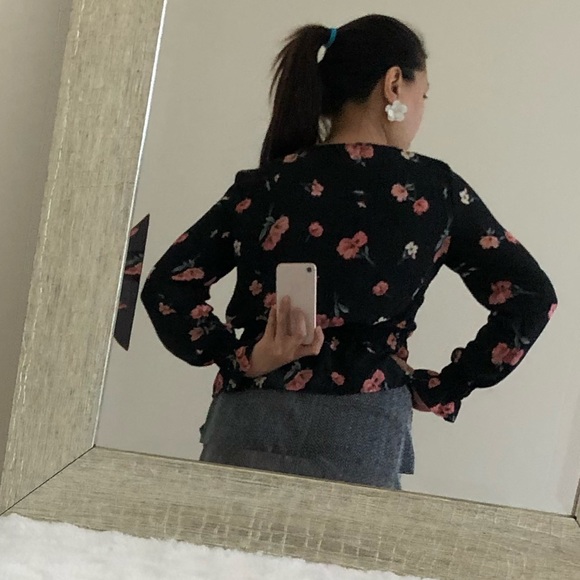 Beautiful H&M black floral blouse - Picture 2 of 8